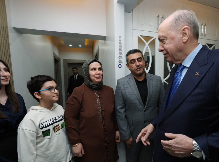 Cumhurbaşkanı Erdoğan, Osmaniye'de depremzede aileyi ziyaret etti